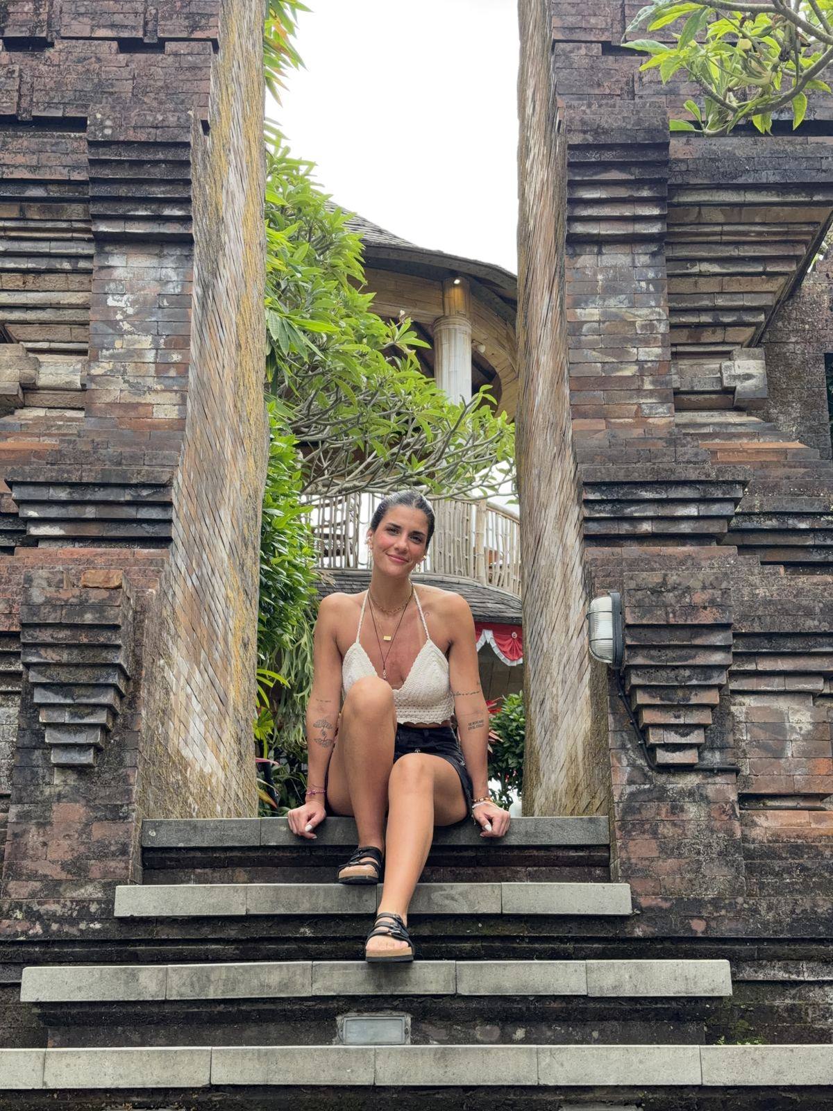 Paula sentada en las escaleras de un templo en Bali