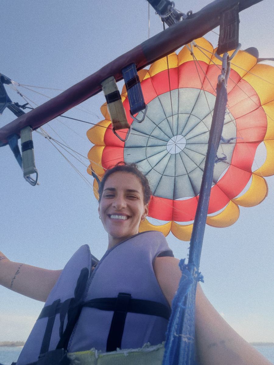 Paula sonriendo mientras hace parasailing en Bali