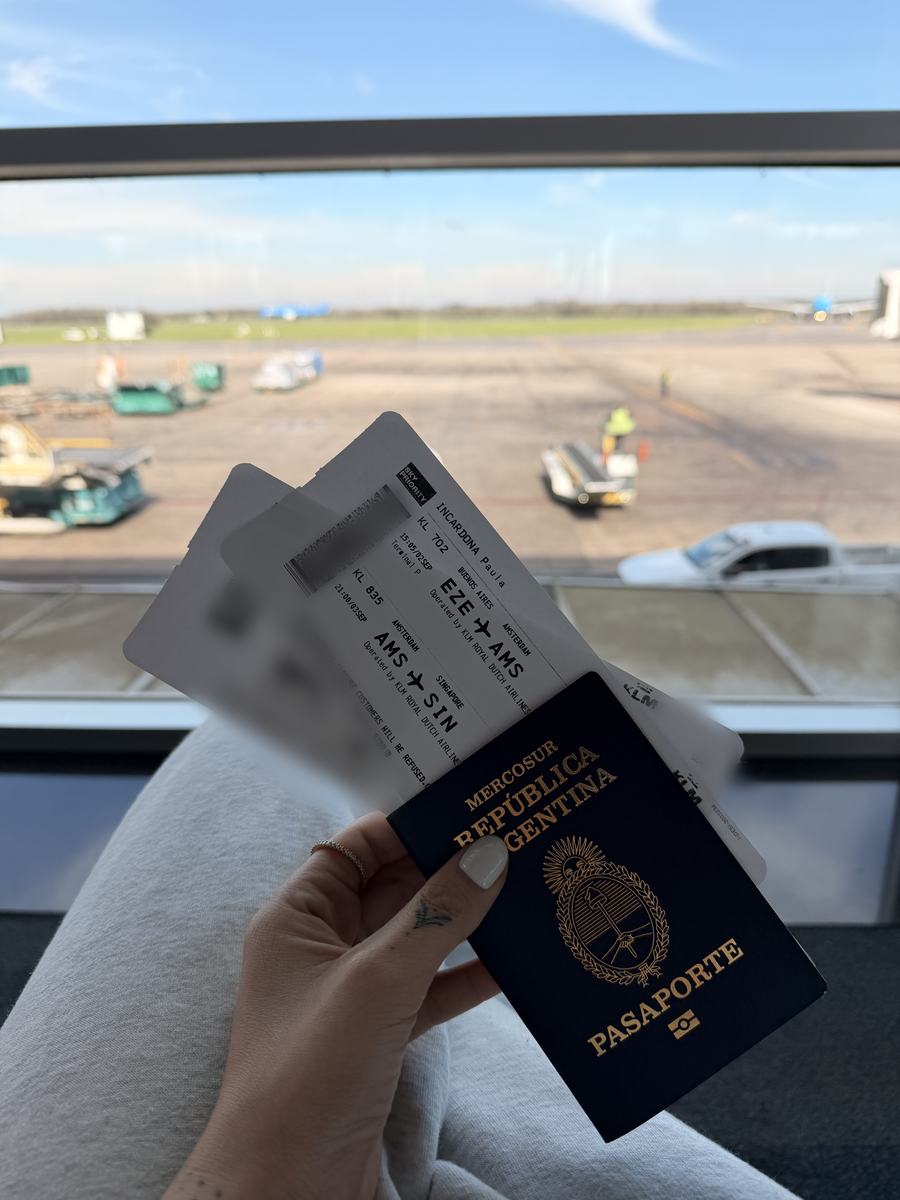 Pasaporte argentino y pasajes Buenos Aires – Ámsterdam – Singapur