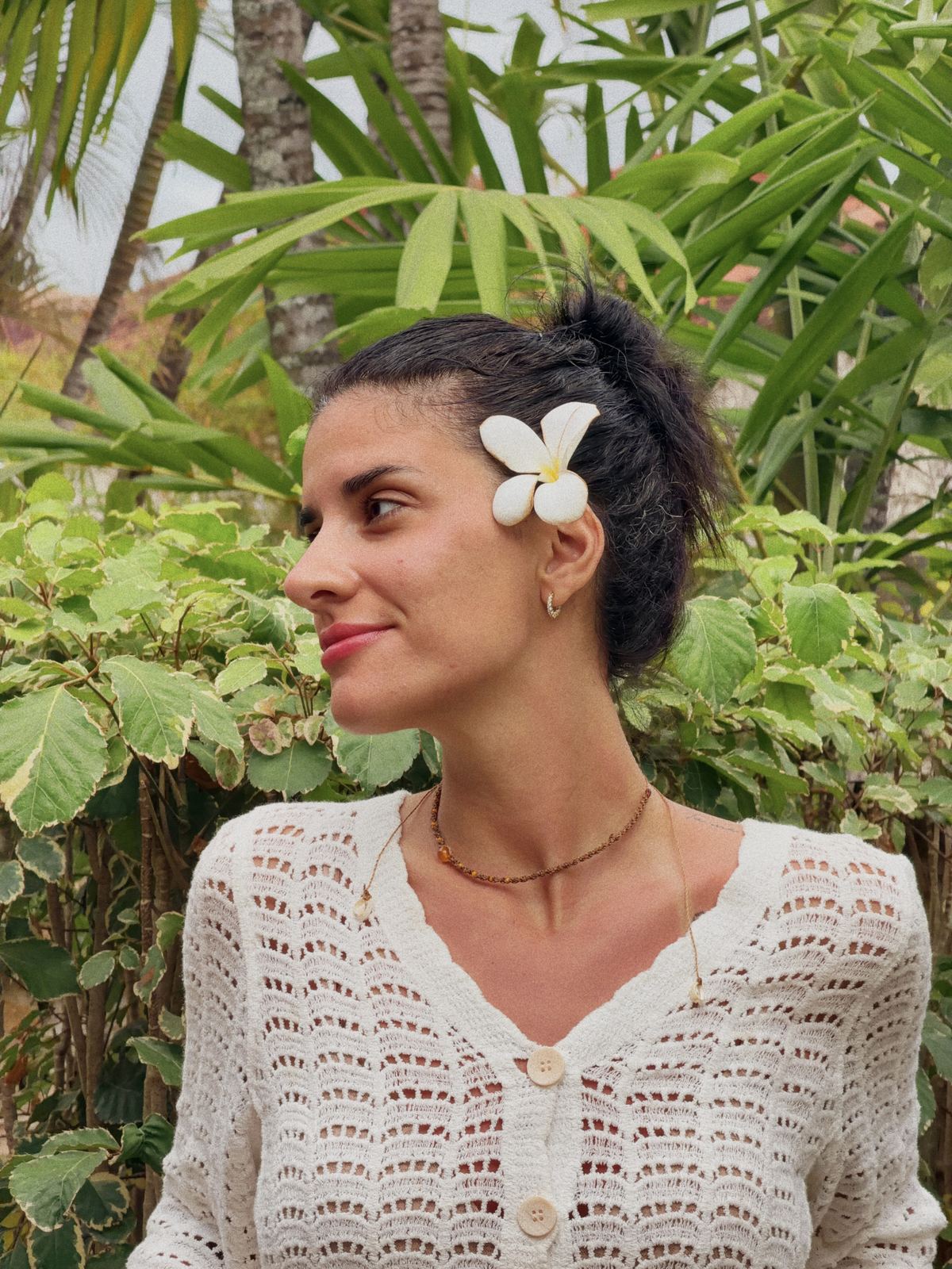 Paula Incardona en Bali, con una flor en el pelo